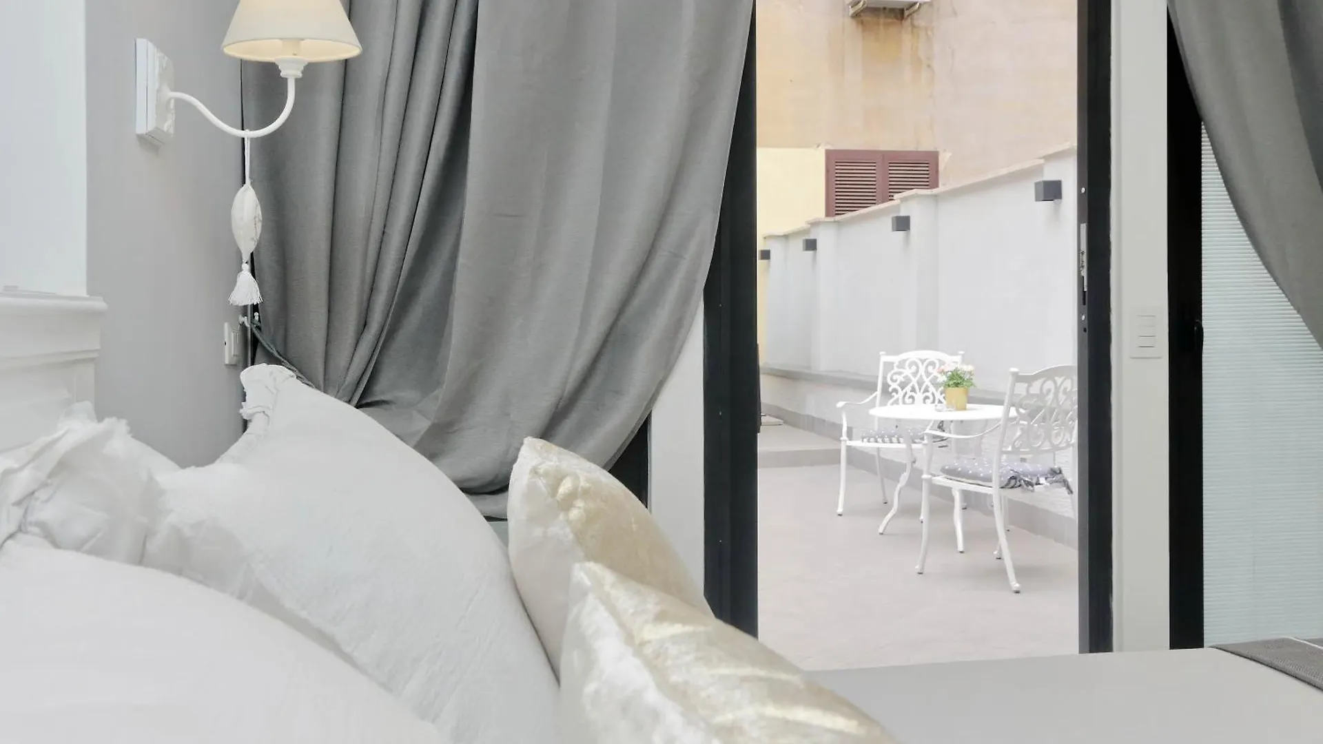 Roman Holiday Suites Penzion